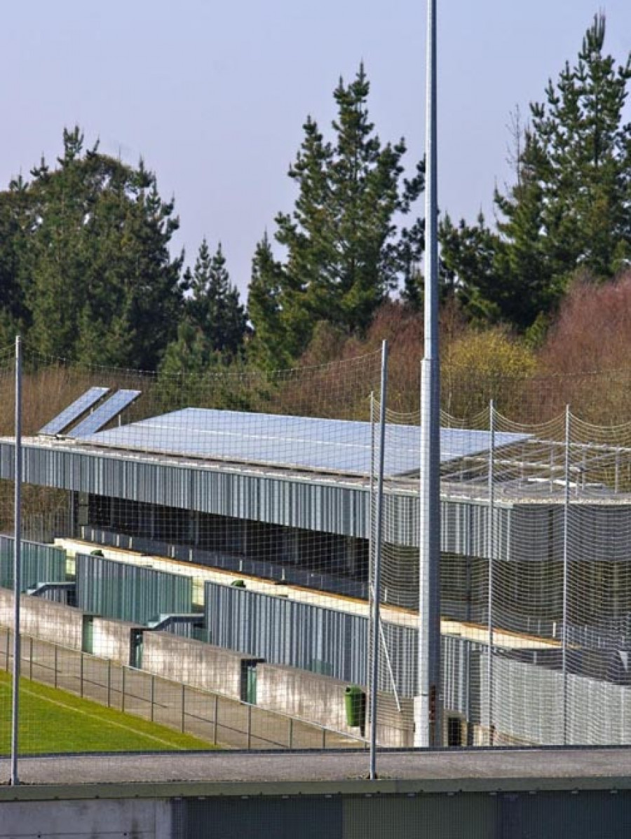 Sustraen 18 paneles fotovoltaicos  del campo de fútbol de A Cortella