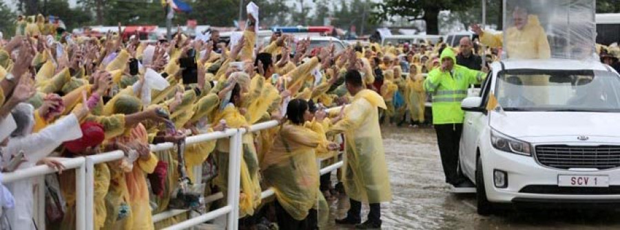 El papa desafía la lluvia para consolar  a los supervivientes del tifón “Yolanda”