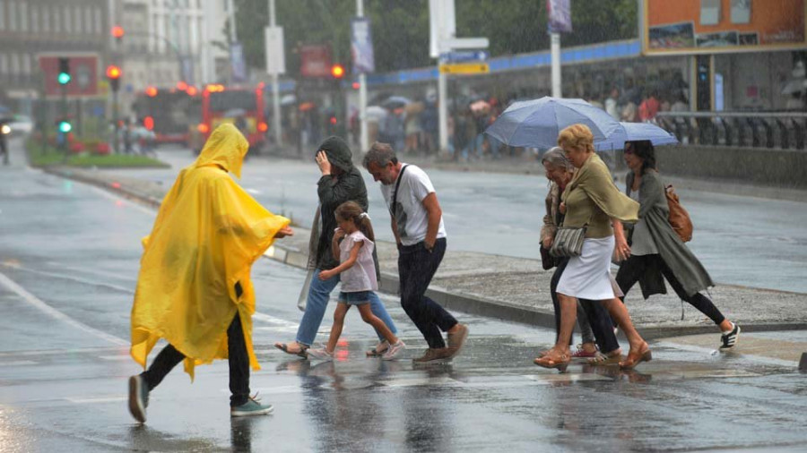 Las lluvias sorprenden a los vecinos en un día con altas temperaturas