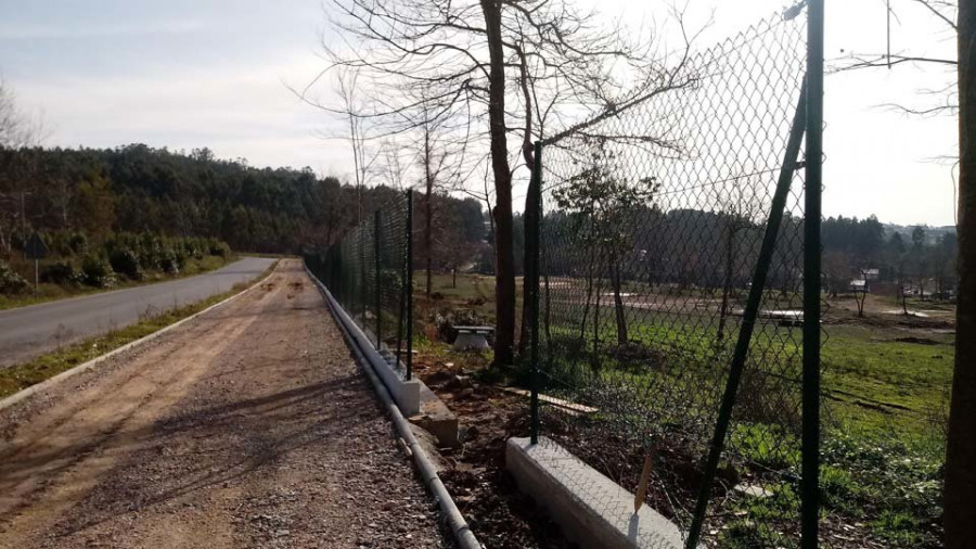 Una valla metálica cierra ya parte del perímetro del campo de golf de Xaz