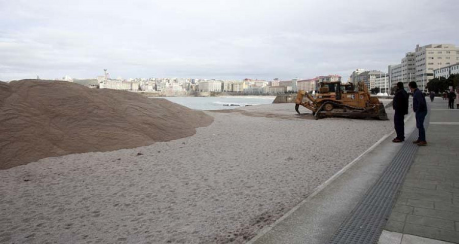 Las excavadoras rehacen la duna de Riazor de cara a nuevos temporales