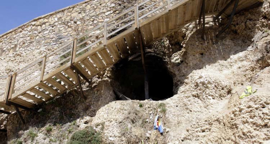 Rescatados en Melilla cinco inmigrantes de una cueva en llamas donde se refugiaron tras un intento de robo