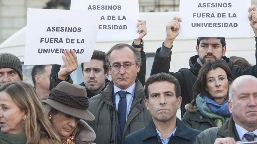 El etarra López de Abetxuko da su charla en el campus de Álava ante la protesta de las víctimas