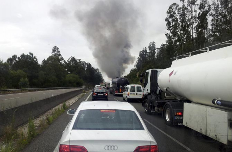 Arde por completo un camión e interrumpe el tráfico en la A-52