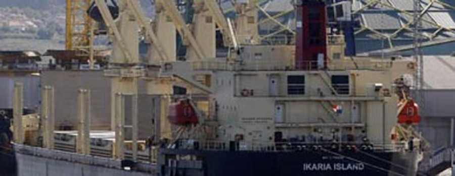 La combustión de la mercancía de un buque provoca la alarma en el puerto