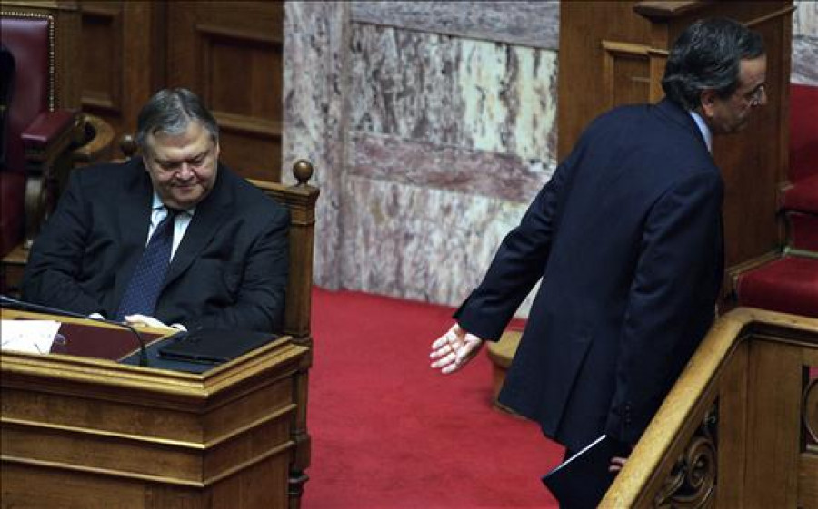 El Parlamento griego vota mas recortes previstos en el segundo rescate
