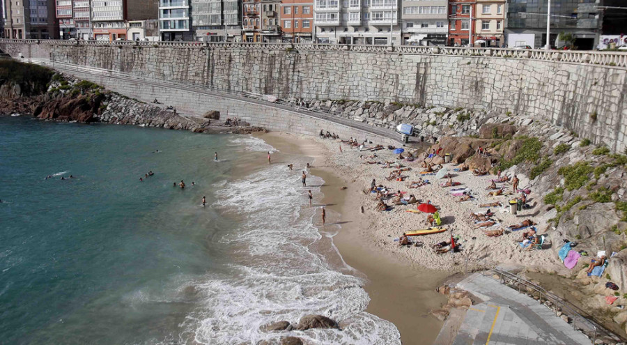 La subida de la marea desluce por segundo día la jornada playera