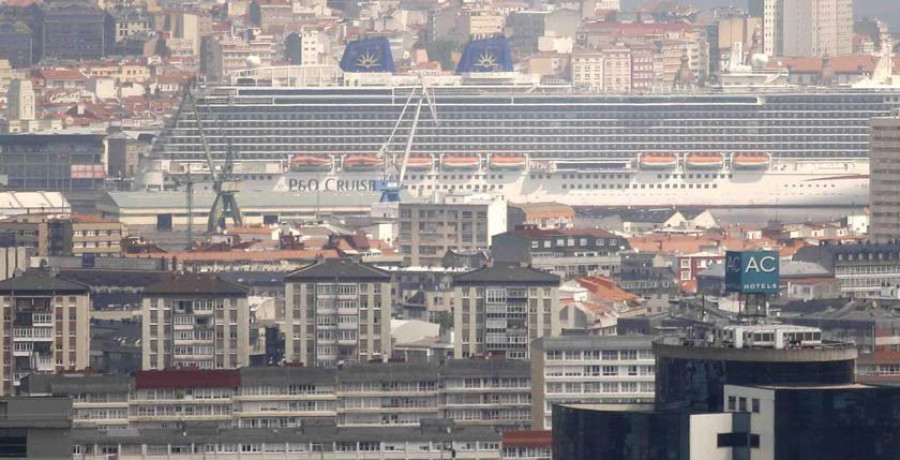 El “Britannia” protagoniza una nueva escala en el puerto coruñés