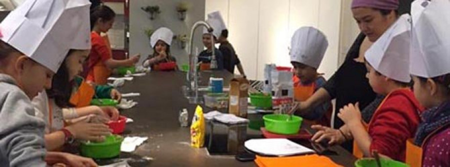 Los más pequeños de Culleredo “rivalizan” con los grandes chefs en una escuela de cocina