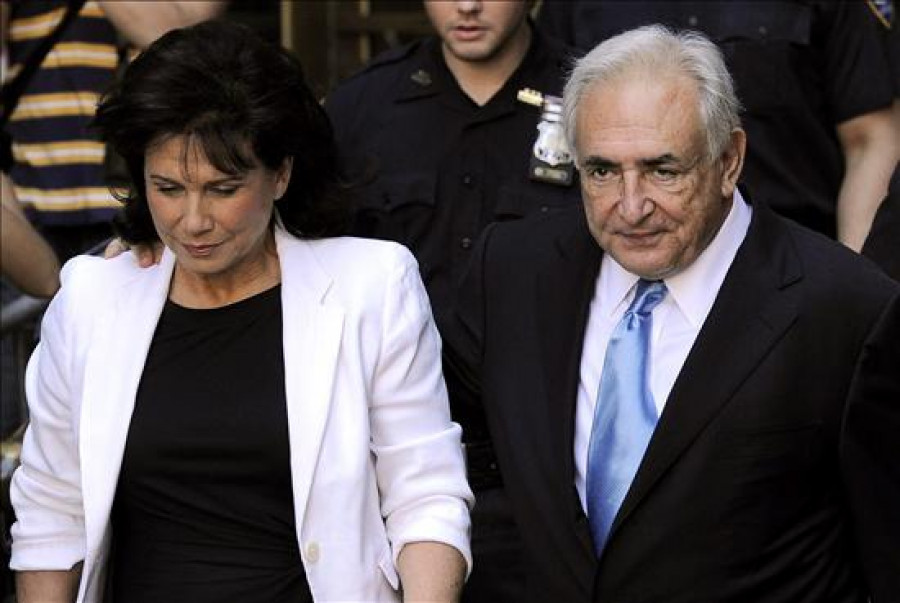La prensa francesa da por terminado el matrimonio entre Dominique Strauss-Kahn y Anne Sinclair