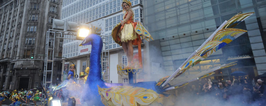 Pavos reales, moribundos y sombrereros locos se dan  cita en el desfile de Carnaval