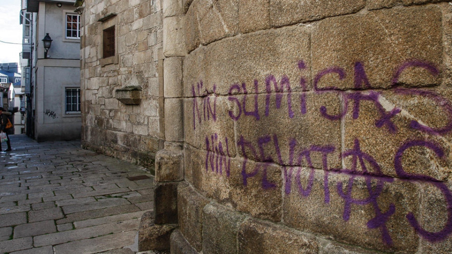 La necesidad de un proyecto dilata el borrado del grafiti de la Colegiata de Santa María