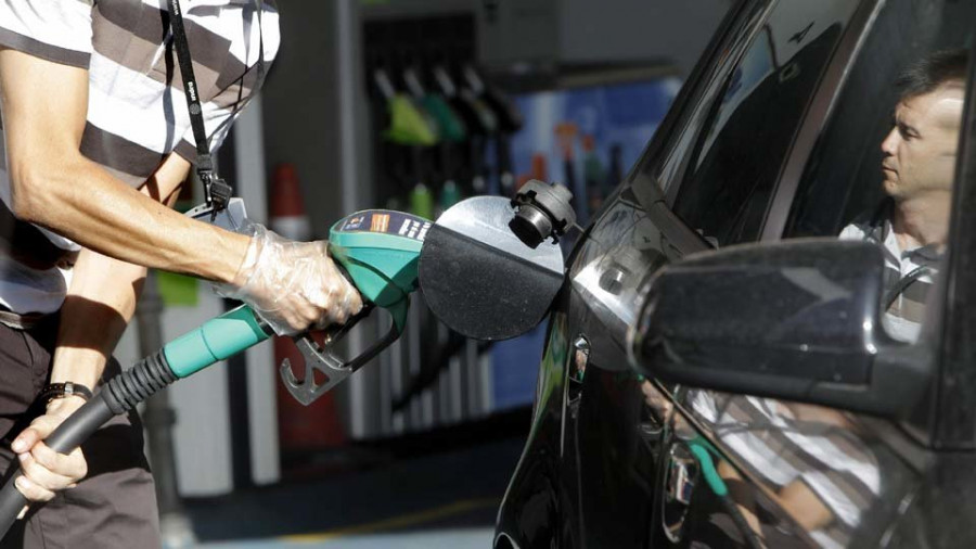 El gasóleo baja un 0,26 % y la gasolina repunta un 0,67 % en la última semana