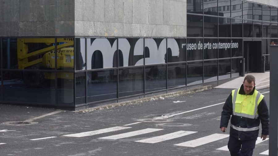 Naturgy borra las letras del MAC pegadas sobre la fachada del museo