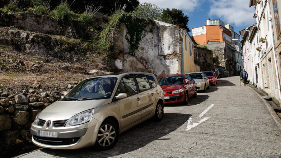 Una orden municipal deja prácticamente sin aparcamiento a los vecinos de As Xubias de Abaixo