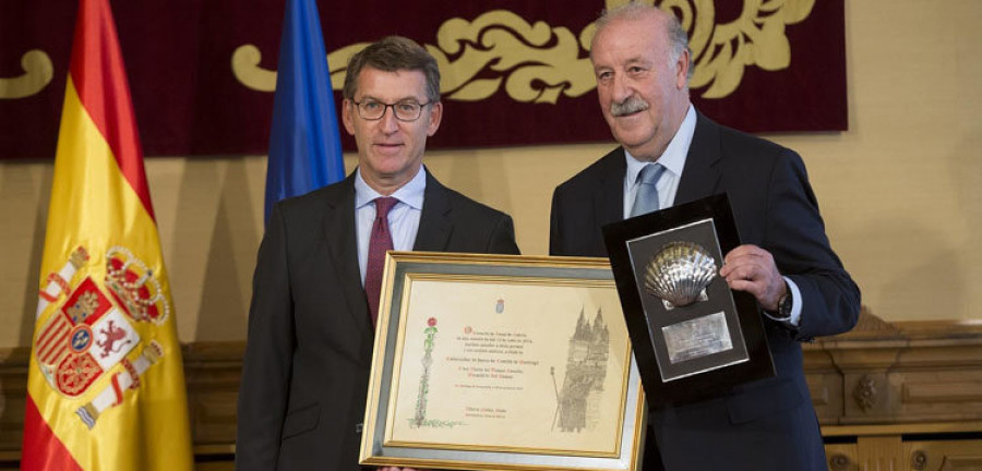 Feijóo entrega el título de Embajador de Honor del Camino a Del Bosque