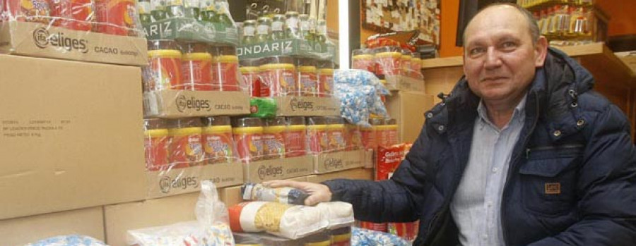 ARTEIXO - Los comerciantes entregan a Cáritas unos 800 kilos de comida para niños