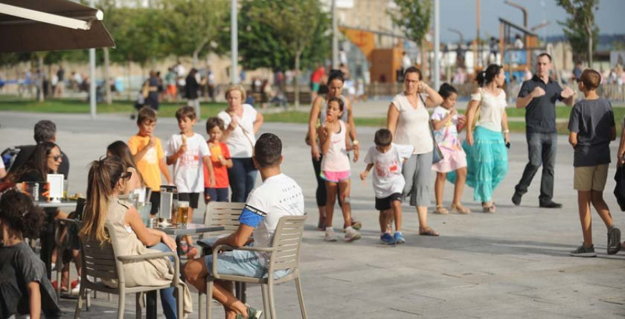 Los coruñeses se despiden del calor sofocante y preparan los paraguas