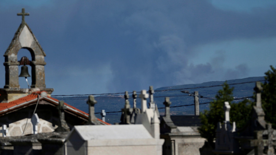 El fuego de Monterrei, el más grande de esta temporada en Galicia, está estabilizado tras arrasar 720 hectáreas