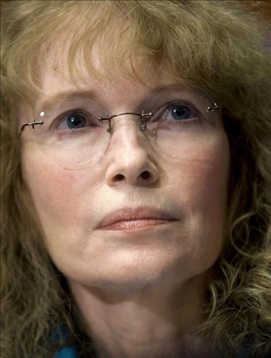 Mia Farrow sugiere que Sinatra puede ser el padre de su hijo y no Woody Allen