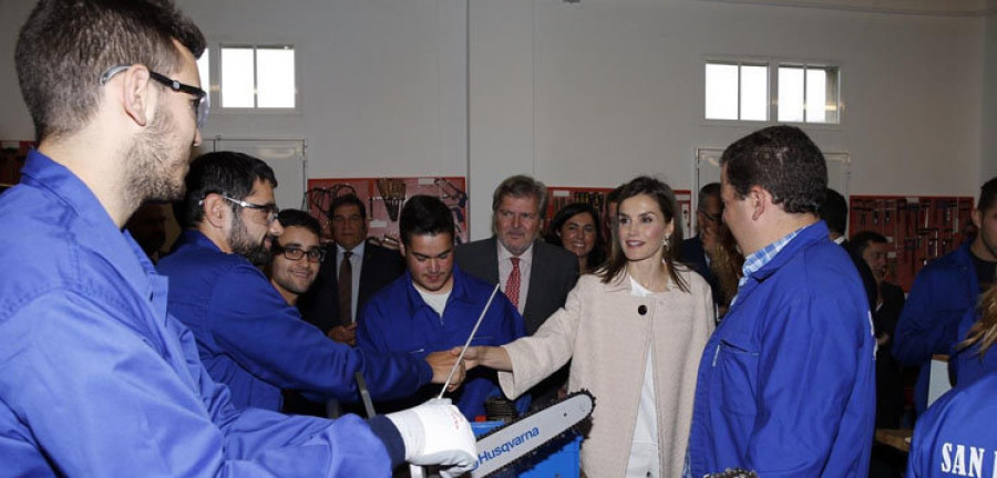 La reina inaugura el curso de FP en Mondoñedo y se interesa por el trabajo de los alumnos