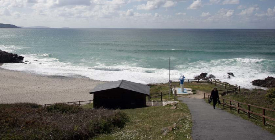 Fallece un surfista que fue rescatado por sus compañeros en una playa de Arteixo