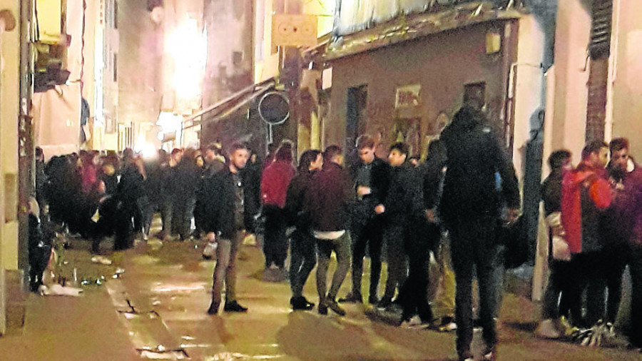 Los hosteleros del Orzán fundan una asociación contra la presión vecinal