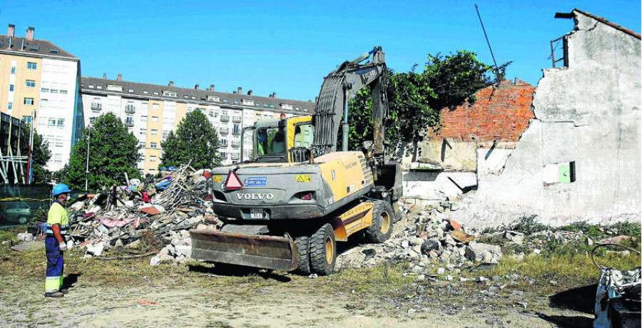 El Ayuntamiento derriba una casa en estado de ruina en el Agra dos Mallos