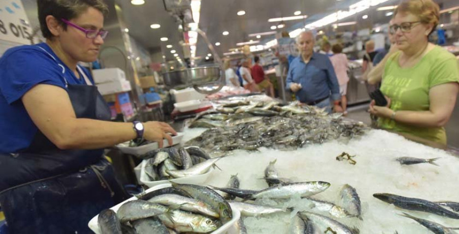 Los coruñeses son fieles a los tradicionales ramos y a las sardinas a pesar de sus elevados precios