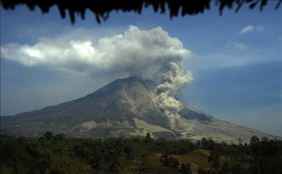 Aumentan a 16 los muertos por la erupción del volcán Sinabung en Indonesia