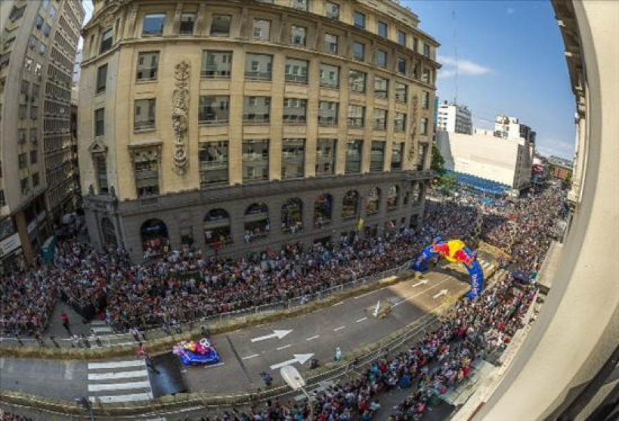 Un papamóvil y una parrilla, en una carrera de "autos locos" en Buenos Aires