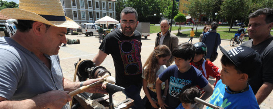 Arteixo rescata la ebanistería tradicional en el estreno de las Ferias Etnográficas