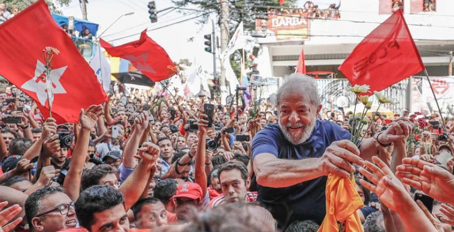 Una masa de militantes impide a Lula que abandone 
su sindicato para 
entregarse a la Policía