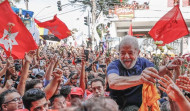 Una masa de militantes impide a Lula que abandone 
su sindicato para 
entregarse a la Policía