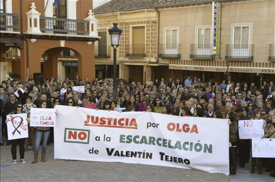 Un millar de personas rechaza la posible libertad del asesino de Olga Sangrador