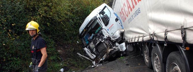 El accidente de un camión en la N-VI obliga a cortar un carril en Betanzos