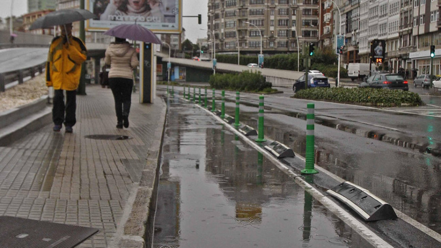 Las intensas lluvias anegan el carril bici de Linares Rivas que acaba de ser construido