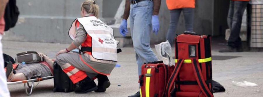 Al menos seis personas mueren al descarrilar un tren en el sur de París