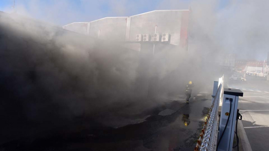 Un incendio causa importantes daños en una nave comercial de muebles de Perillo