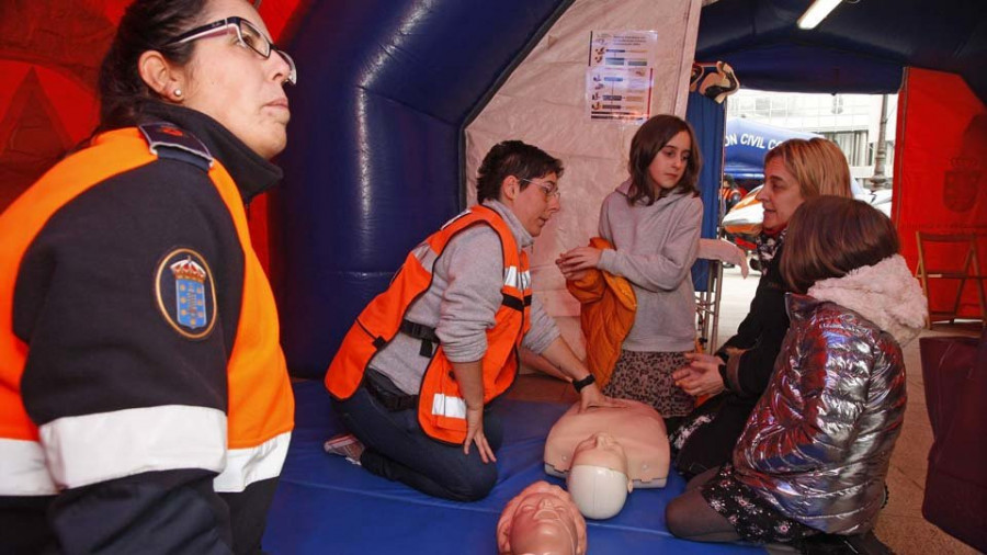 Los voluntarios de Protección Civil celebran sus 36 años con una exposición de medios en el Obelisco