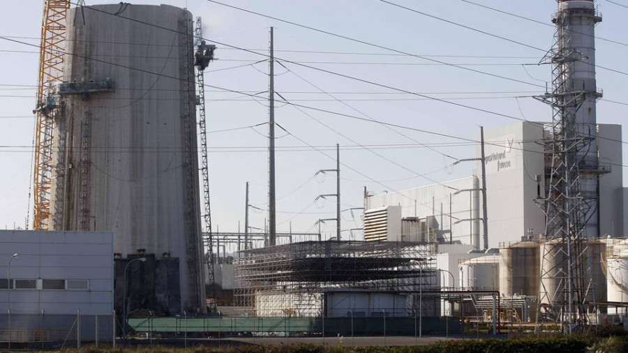 La demolición de la chimenea de 
Sabón enfila los últimos 50 metros