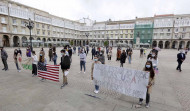 Padres y alumnos se concentran en María Pita por la cancelación de las Becas USA
