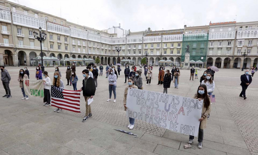 Padres y alumnos se concentran en María Pita por la cancelación de las Becas USA