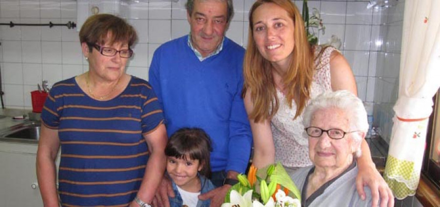 Maruja Touriñán recibe la visita de Jabares en su centésimo cumpleaños