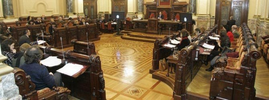 Las acusaciones y las críticas vuelan entre las bancadas del salón de plenos