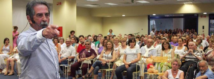 Revilla reflexiona sobre  la crisis del país en una charla en Espacio Coruña