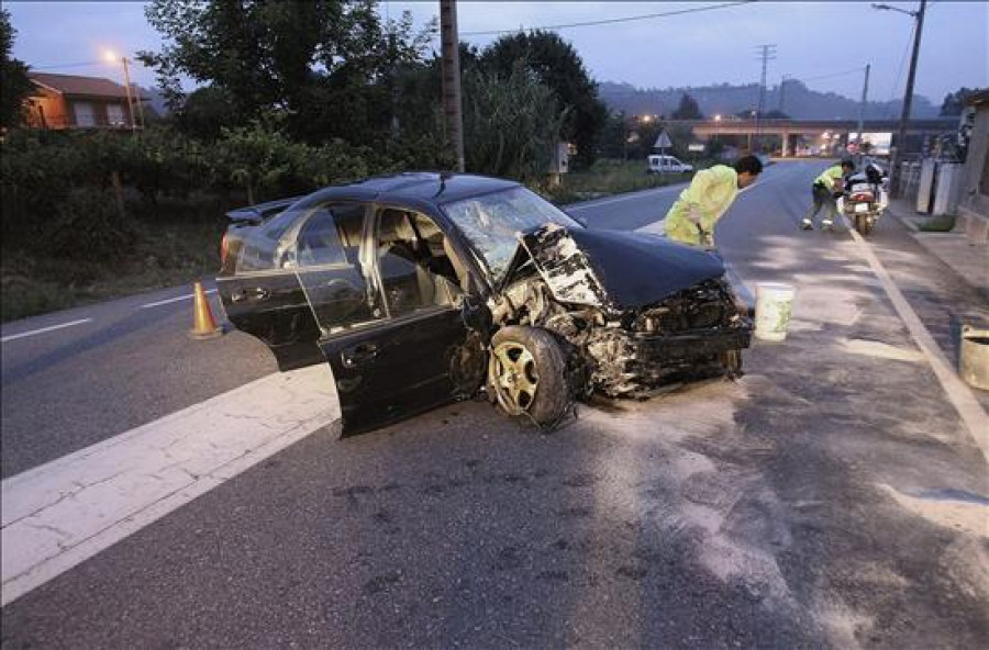Cuatro jóvenes heridos al chocar en coche contra un poste en Gondomar
