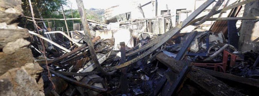 Los daños materiales en la bodega incendiada en Fene superan los 24.000 euros, según el afectado