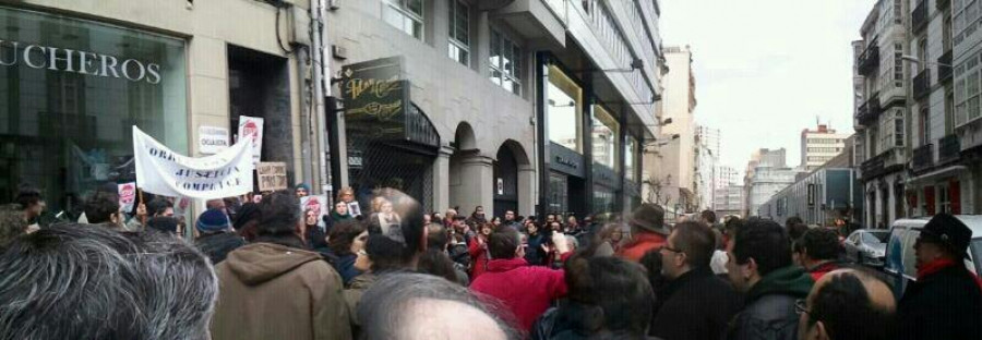 Cientos de personas intentan evitar el desahucio de la octogenaria de la calle Padre Feijoo