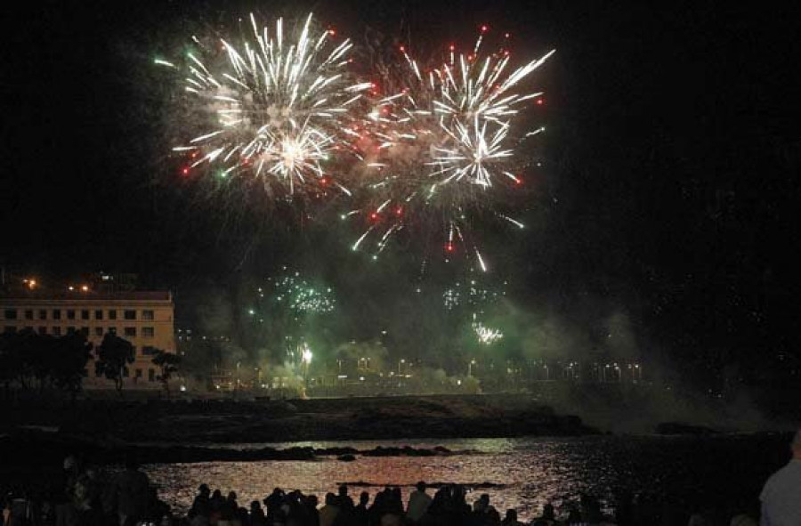 La Batalla Naval vuelve a sus orígenes y “truena” sobre la ensenada coruñesa llena de luz y color